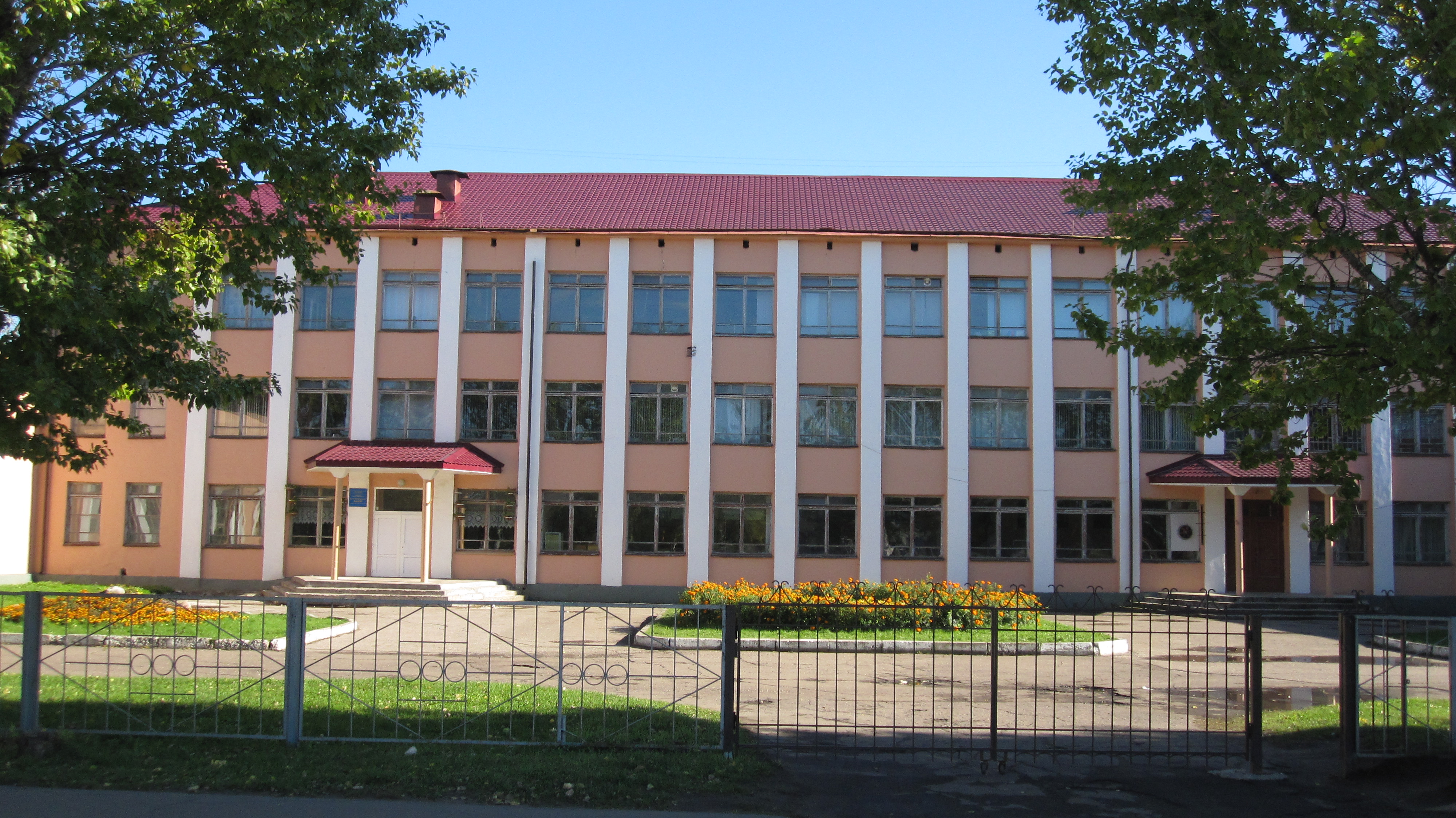 Здание гимназии по ул. Октябрьская, д. 30 (основное здание, 2-6 классы)